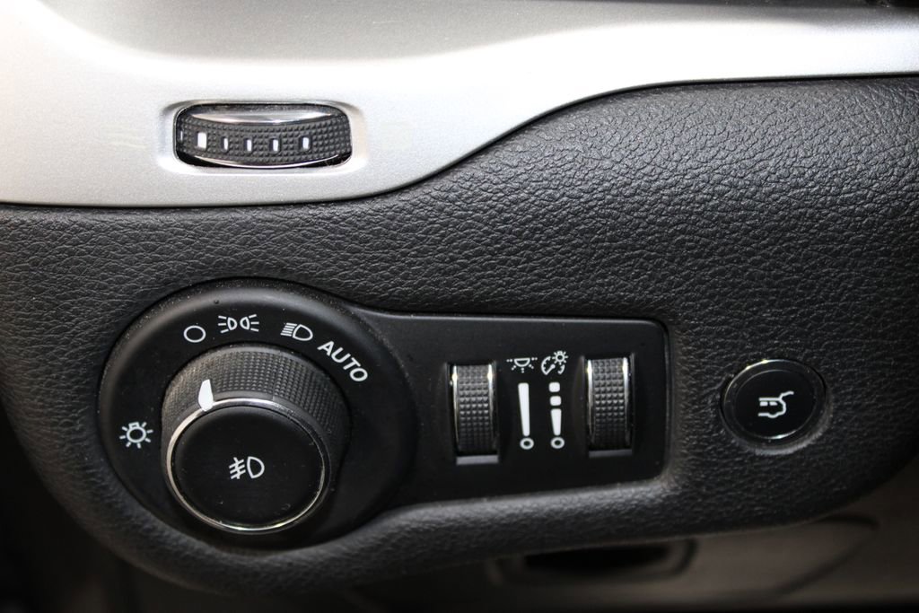 Used 2017 Jeep Cherokee Trailhawk w/ Comfort/Convenience Group image 30