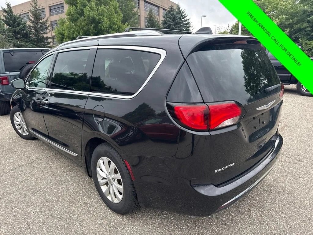 Used 2019 Chrysler Pacifica Touring-L FWD image 9
