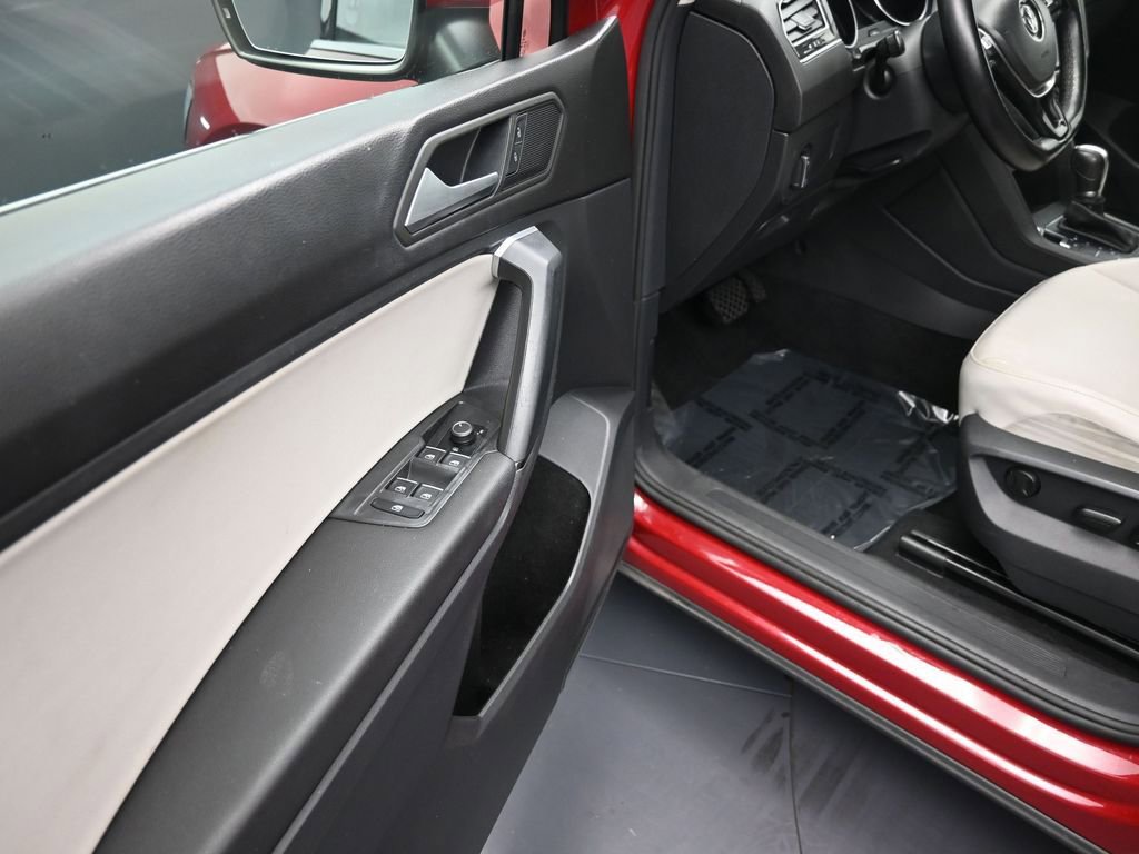 Used 2019 Volkswagen Tiguan SE w/ Panoramic Sunroof Package FWD image 12