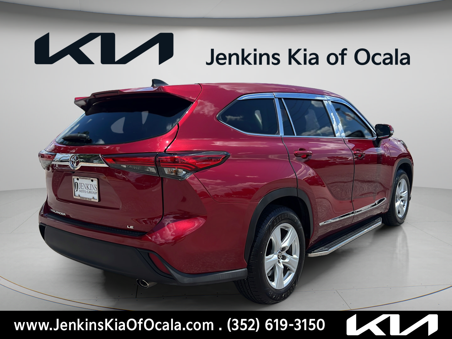 Used 2022 Toyota Highlander LE FWD image 3