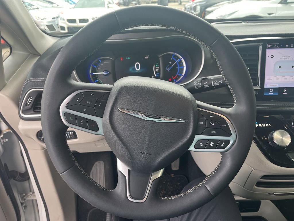Used 2023 Chrysler Pacifica Touring-L image 11