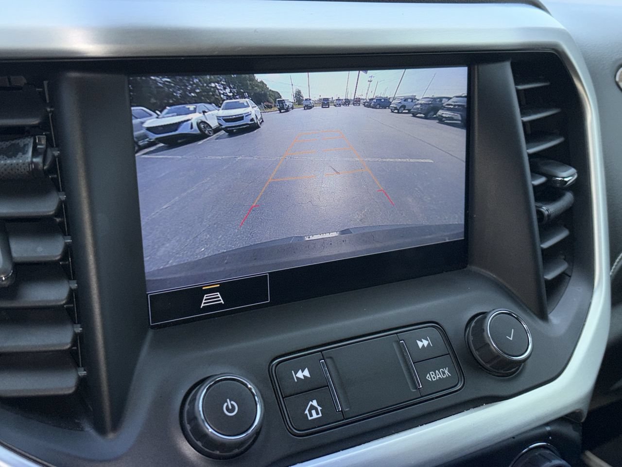 Used 2023 GMC Acadia SLE w/ Driver Convenience Package FWD image 4