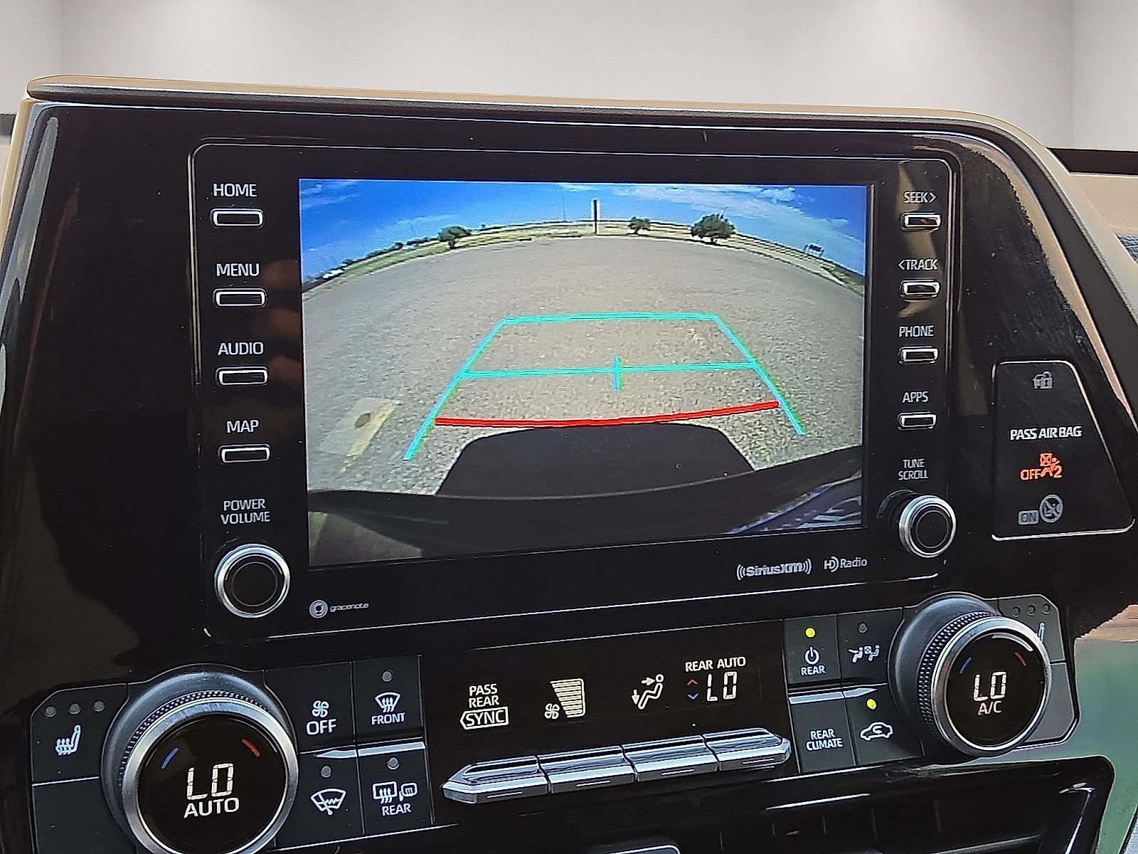 Used 2021 Toyota Highlander XLE AWD/4WD image 28