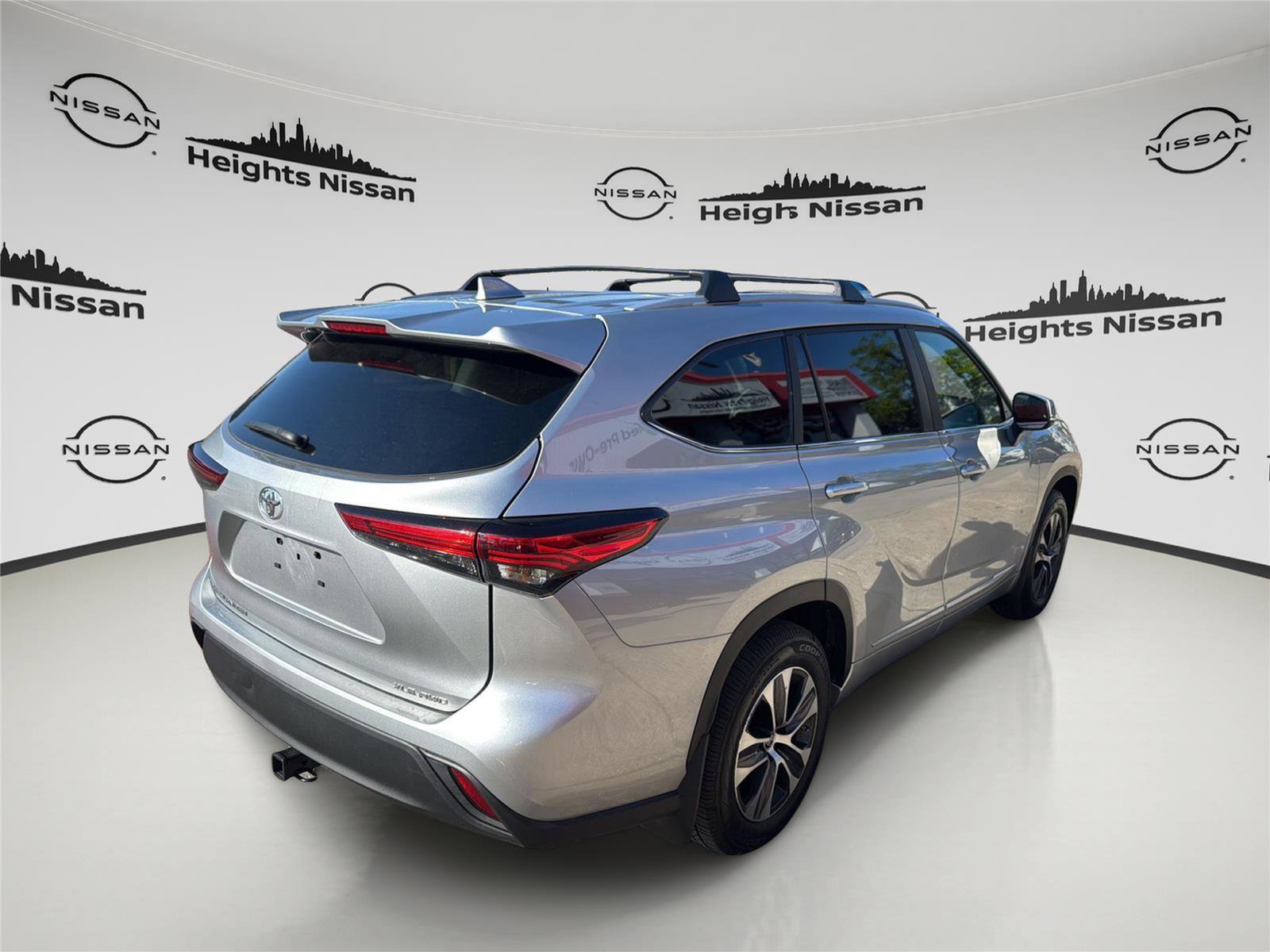 Used 2023 Toyota Highlander XLE AWD/4WD image 5