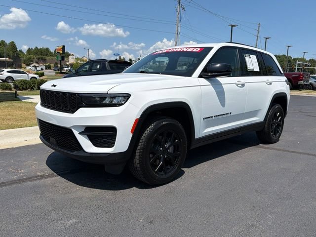 Used 2024 Jeep Grand Cherokee Altitude AWD/4WD image 4