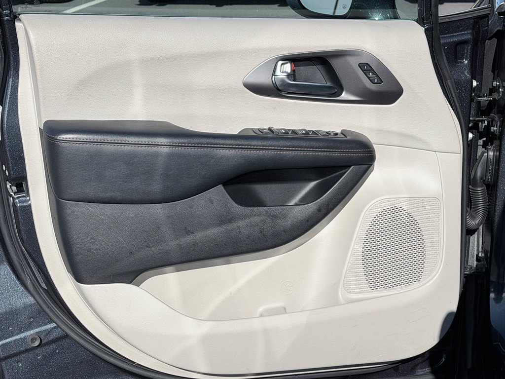 Used 2020 Chrysler Pacifica Touring-L FWD image 26