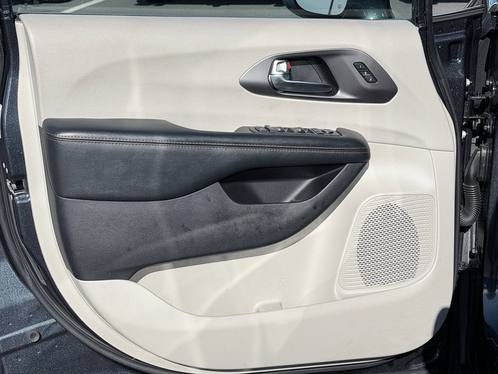 Used 2020 Chrysler Pacifica Touring-L FWD image 26