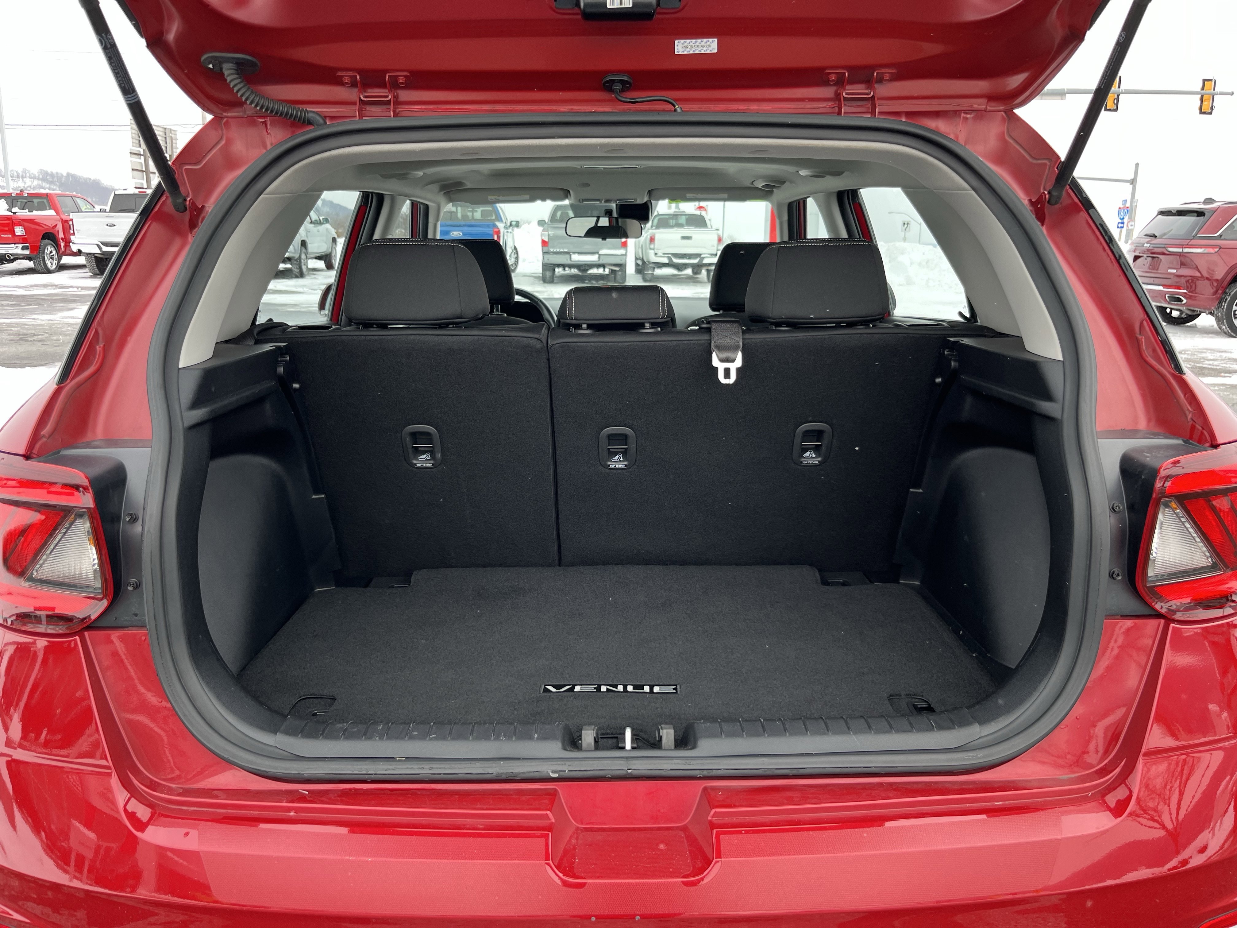 Used 2022 Hyundai Venue SEL video 4