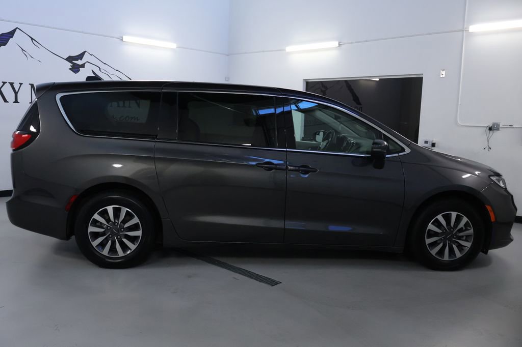 Used 2023 Chrysler Pacifica Touring-L image 8