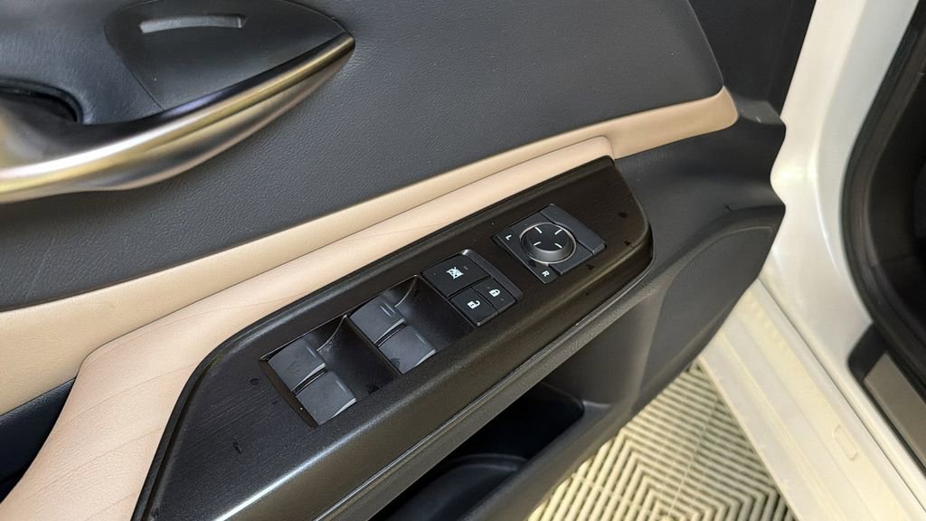 Used 2019 Lexus ES 350 Ultra Luxury w/ Accessory Package 2 image 18