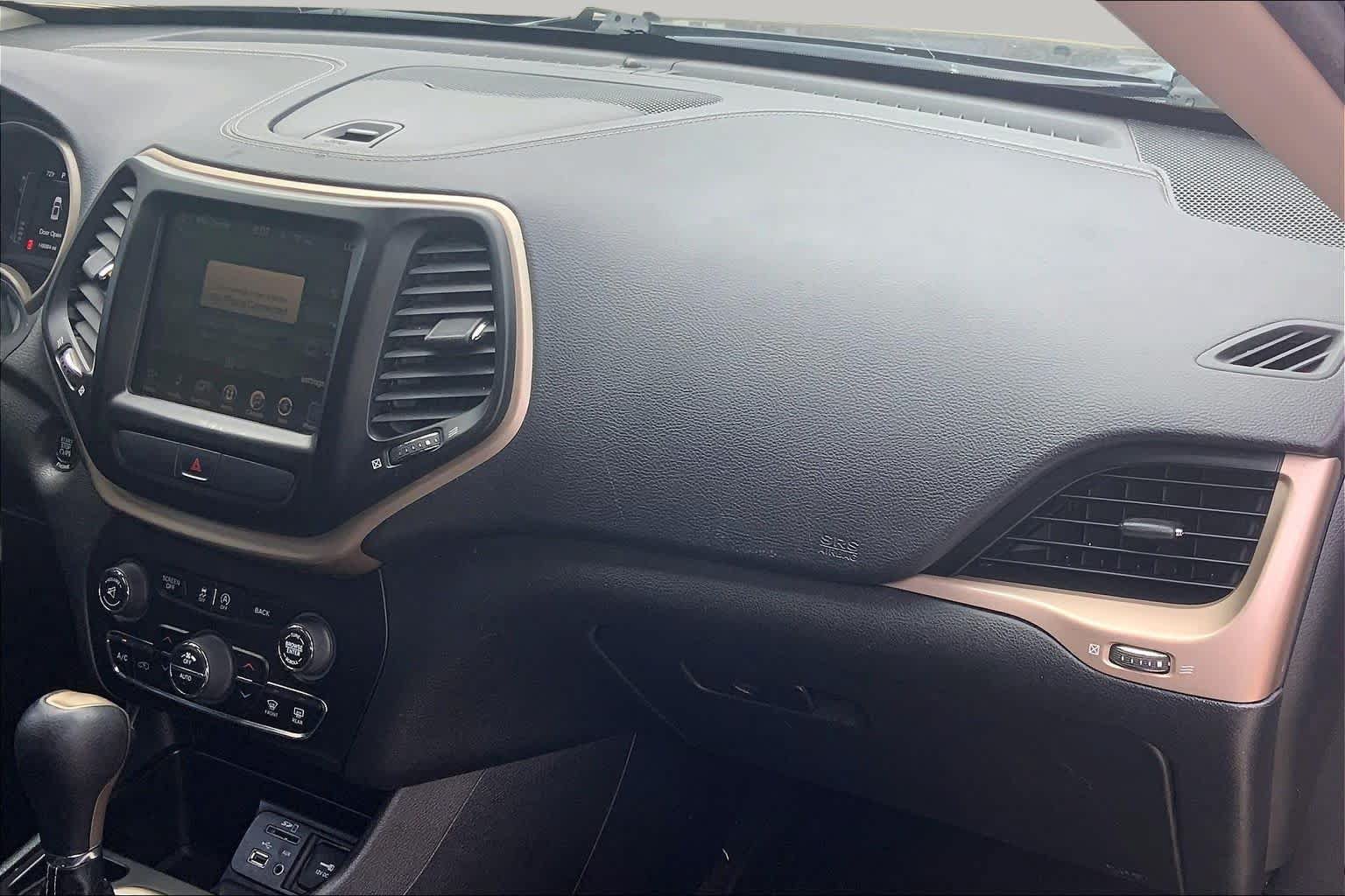Used 2015 Jeep Cherokee Latitude w/ Comfort/Convenience Group FWD image 19