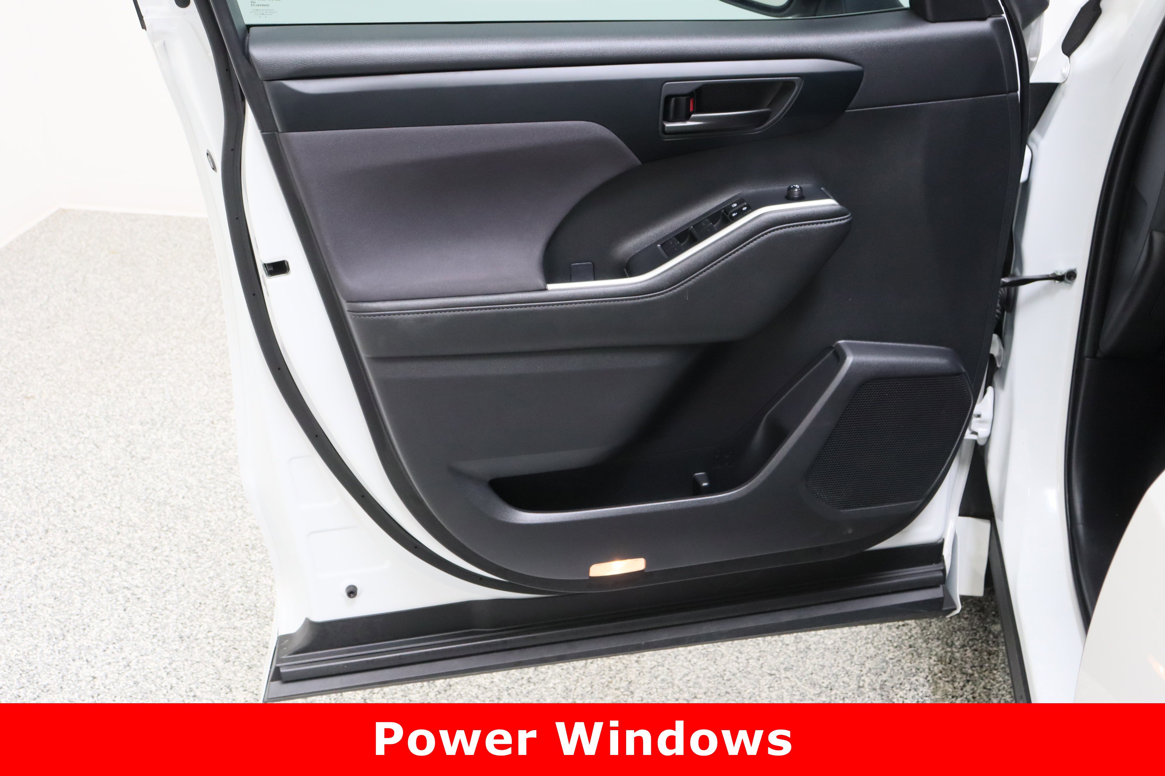 Used 2024 Toyota Highlander LE image 12