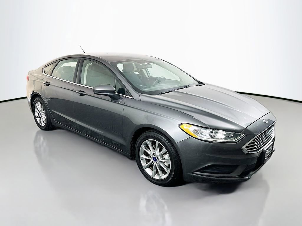 Used 2017 Ford Fusion SE image 1