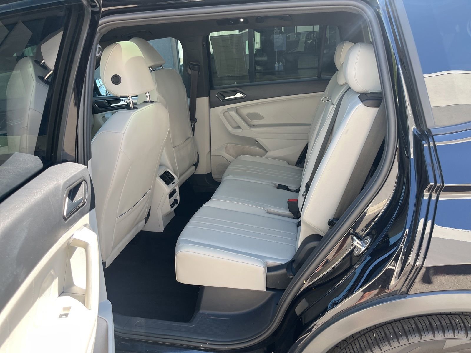 Used 2024 Volkswagen Tiguan SE R-Line image 29