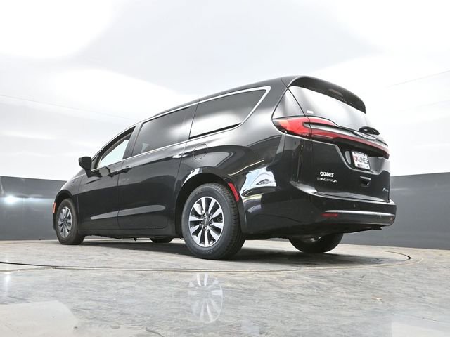 Used 2023 Chrysler Pacifica Touring-L FWD image 48