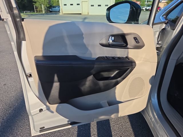 Used 2024 Chrysler Pacifica Touring-L FWD image 11