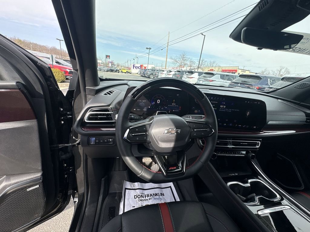 Used 2025 Chevrolet Traverse RS image 11