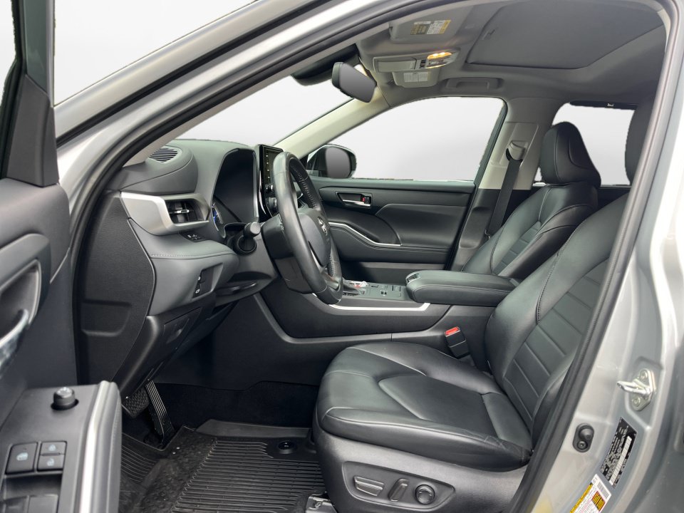 Used 2022 Toyota Highlander XLE AWD/4WD image 9