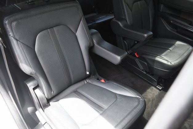 Used 2019 Ford Expedition Limited w/ Equipment Group 302A AWD/4WD image 29