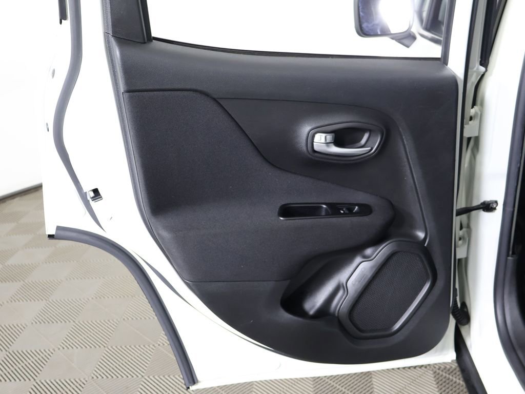 Used 2019 Jeep Renegade Latitude FWD image 21
