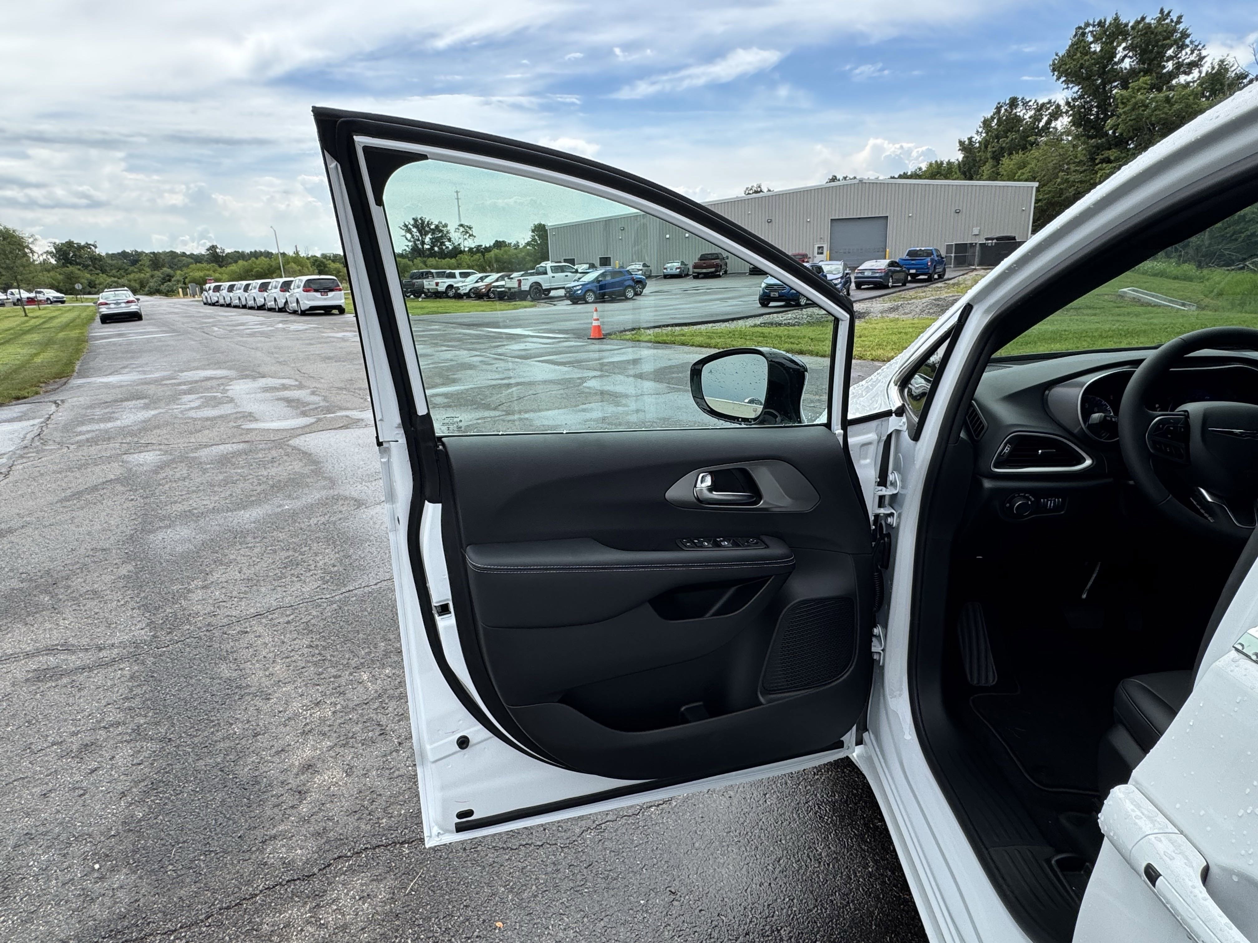 New 2025 Chrysler Voyager LX image 9