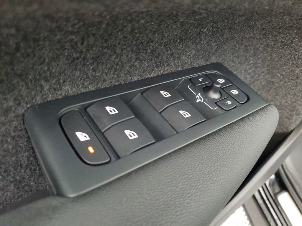 Certified 2023 Volvo XC40 B5 Plus w/ Protection Package Premier image 22