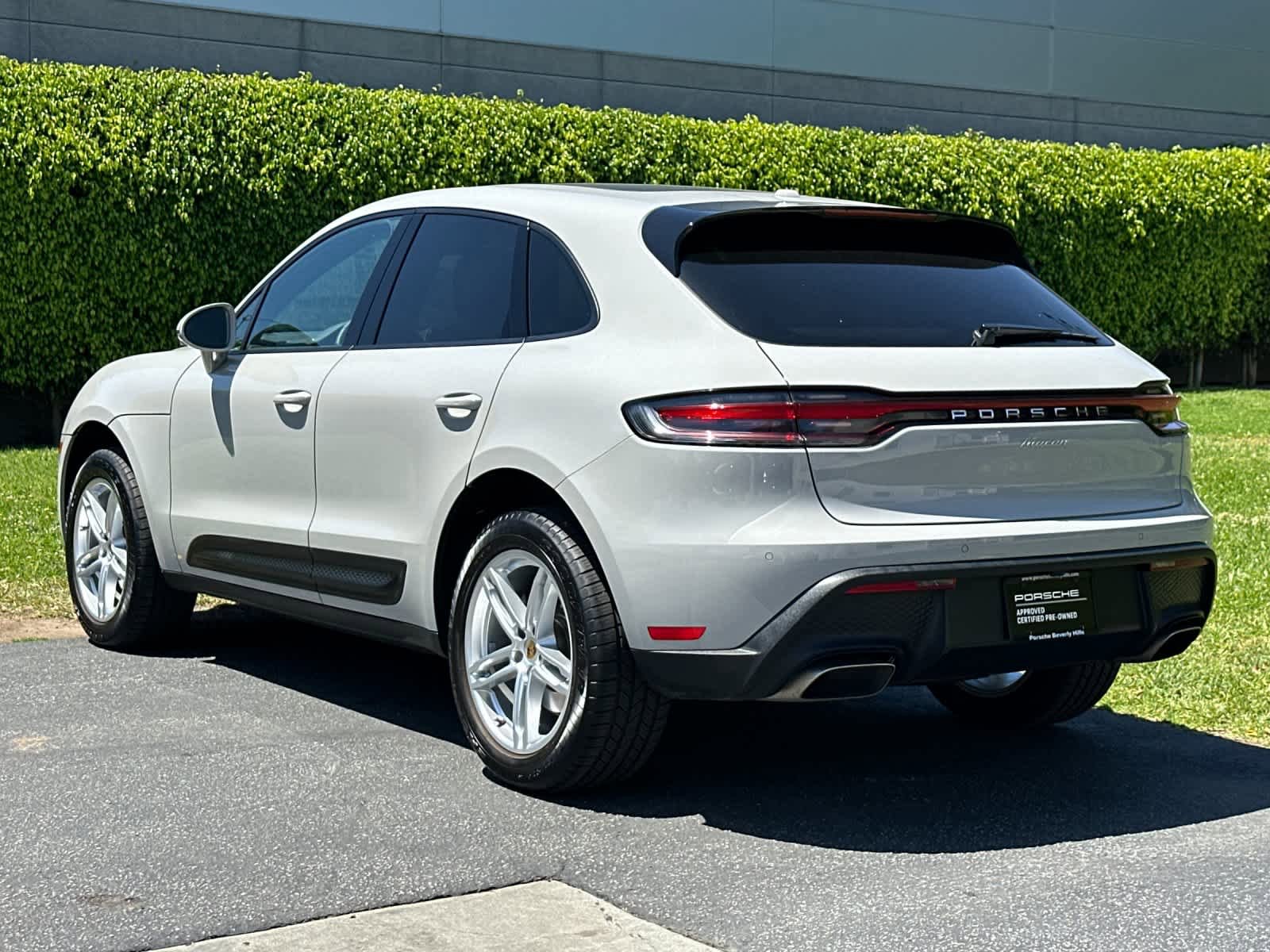 Certified 2025 Porsche Macan AWD/4WD image 3