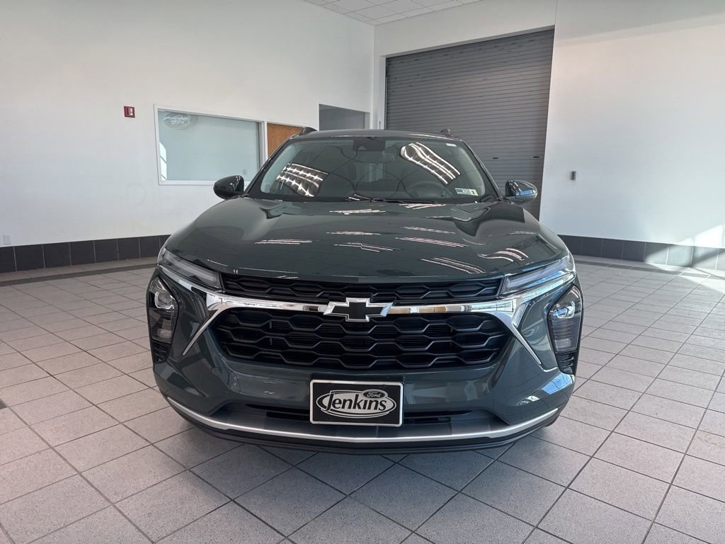 Used 2025 Chevrolet Trax LT w/ LT Convenience Package FWD image 7