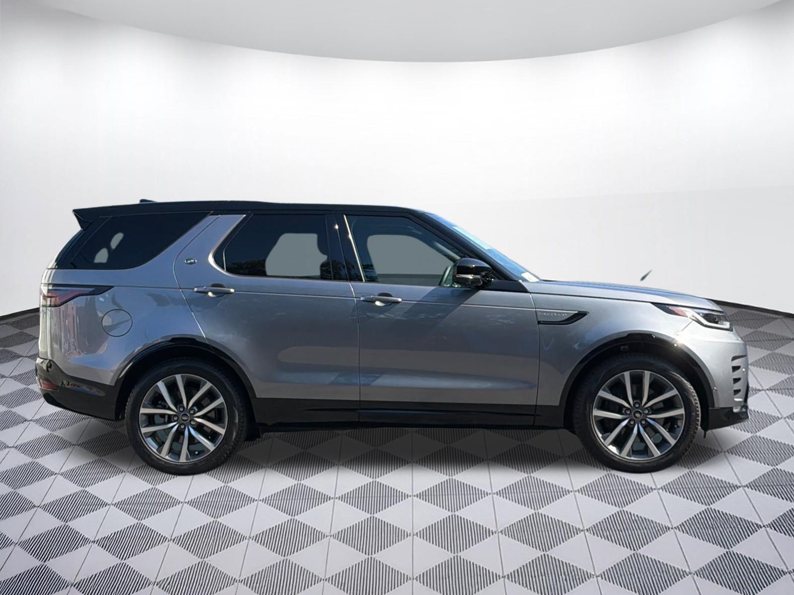 Used 2025 Land Rover Discovery Dynamic SE AWD/4WD image 8