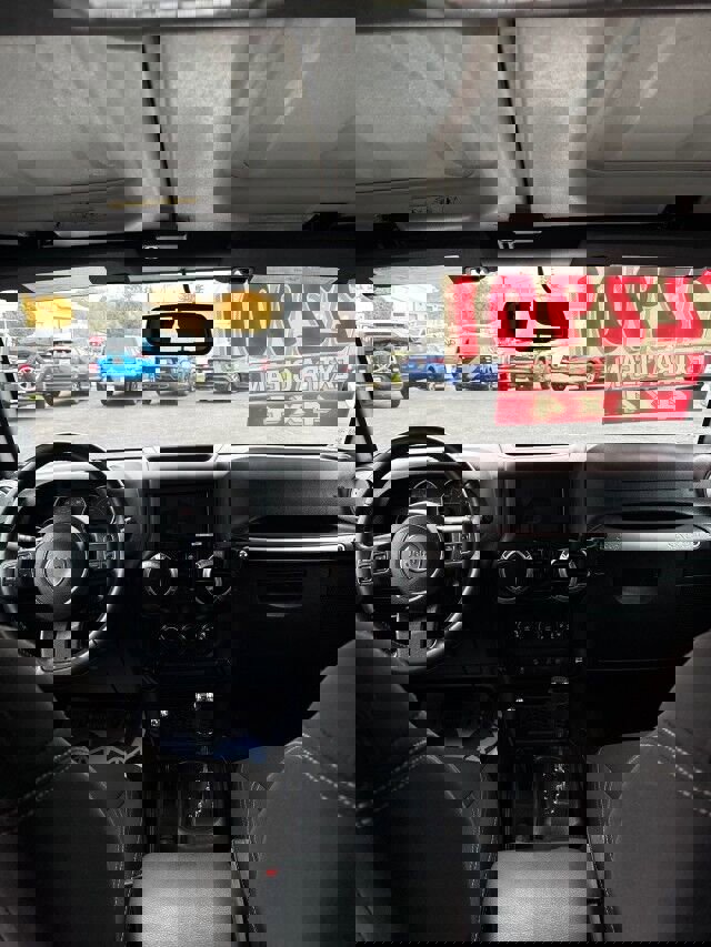 Used 2018 Jeep Wrangler Unlimited Rubicon w/ Connectivity Group image 13