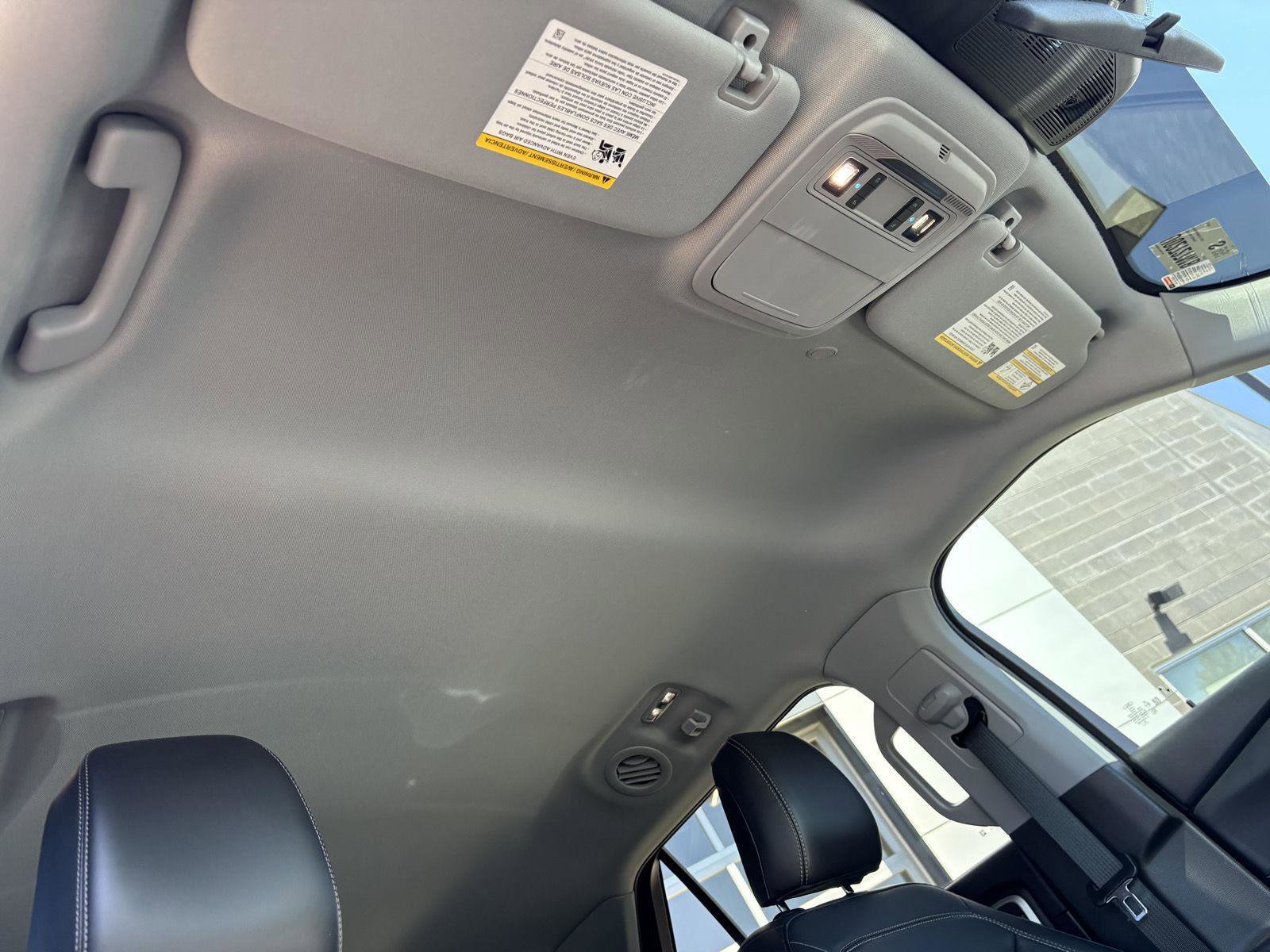 Used 2022 Ford Explorer XLT w/ Equipment Group 202A AWD/4WD image 22