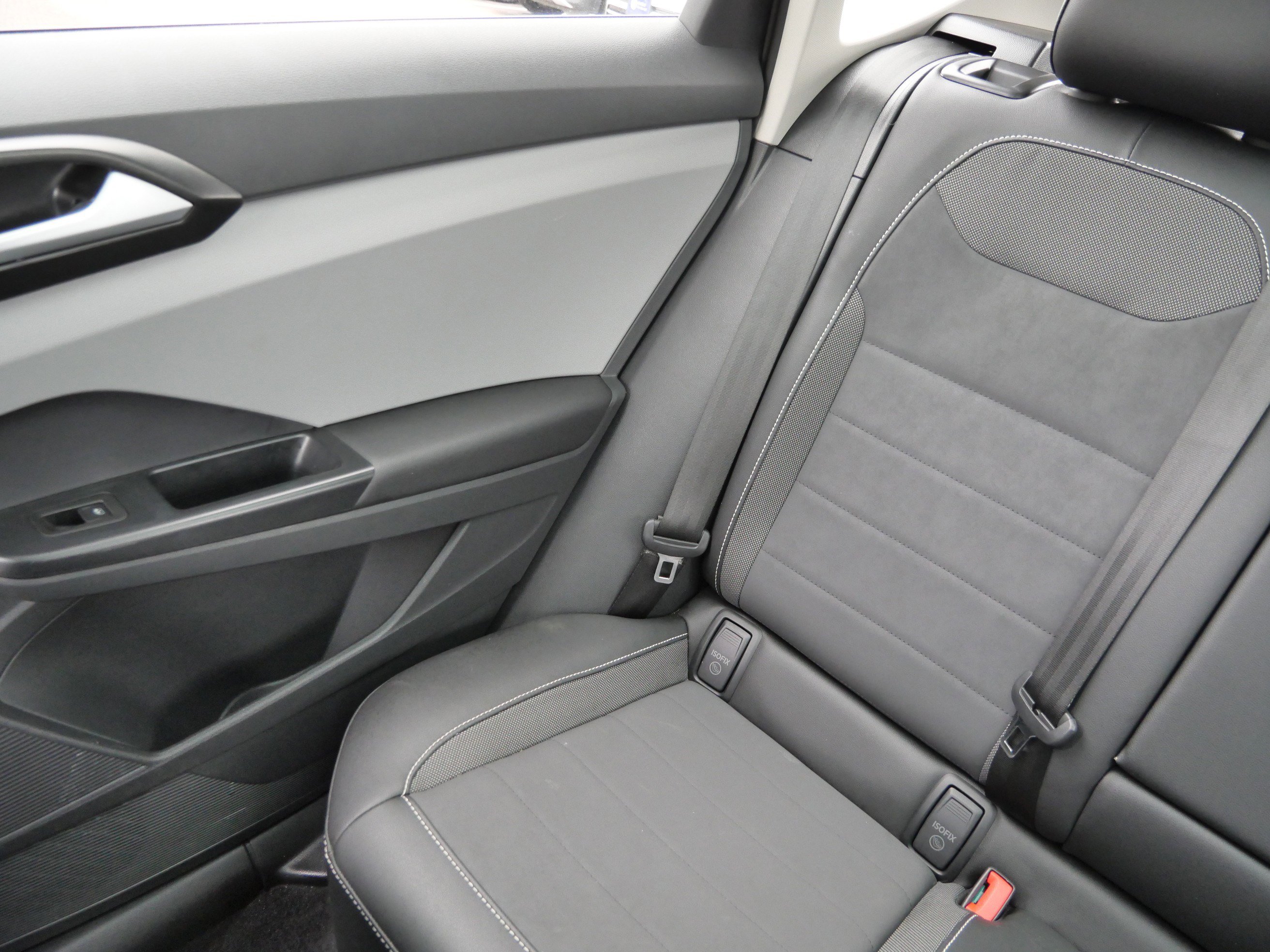 Certified 2023 Volkswagen Taos SE w/ Panoramic Sunroof Package image 12