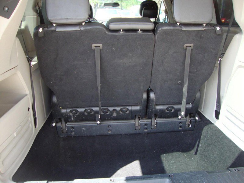 Used 2015 Chrysler Town & Country Touring w/ Driver Convenience Group image 13