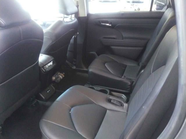 Used 2024 Toyota Highlander XLE image 8