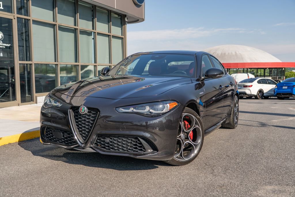 Used 2024 Alfa Romeo Giulia Veloce AWD/4WD image 2