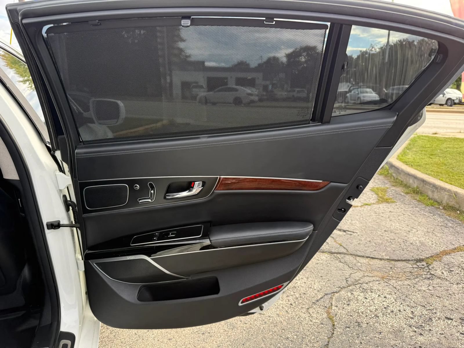 Used 2017 Kia K900 Luxury w/ VIP Plus Package RWD image 17