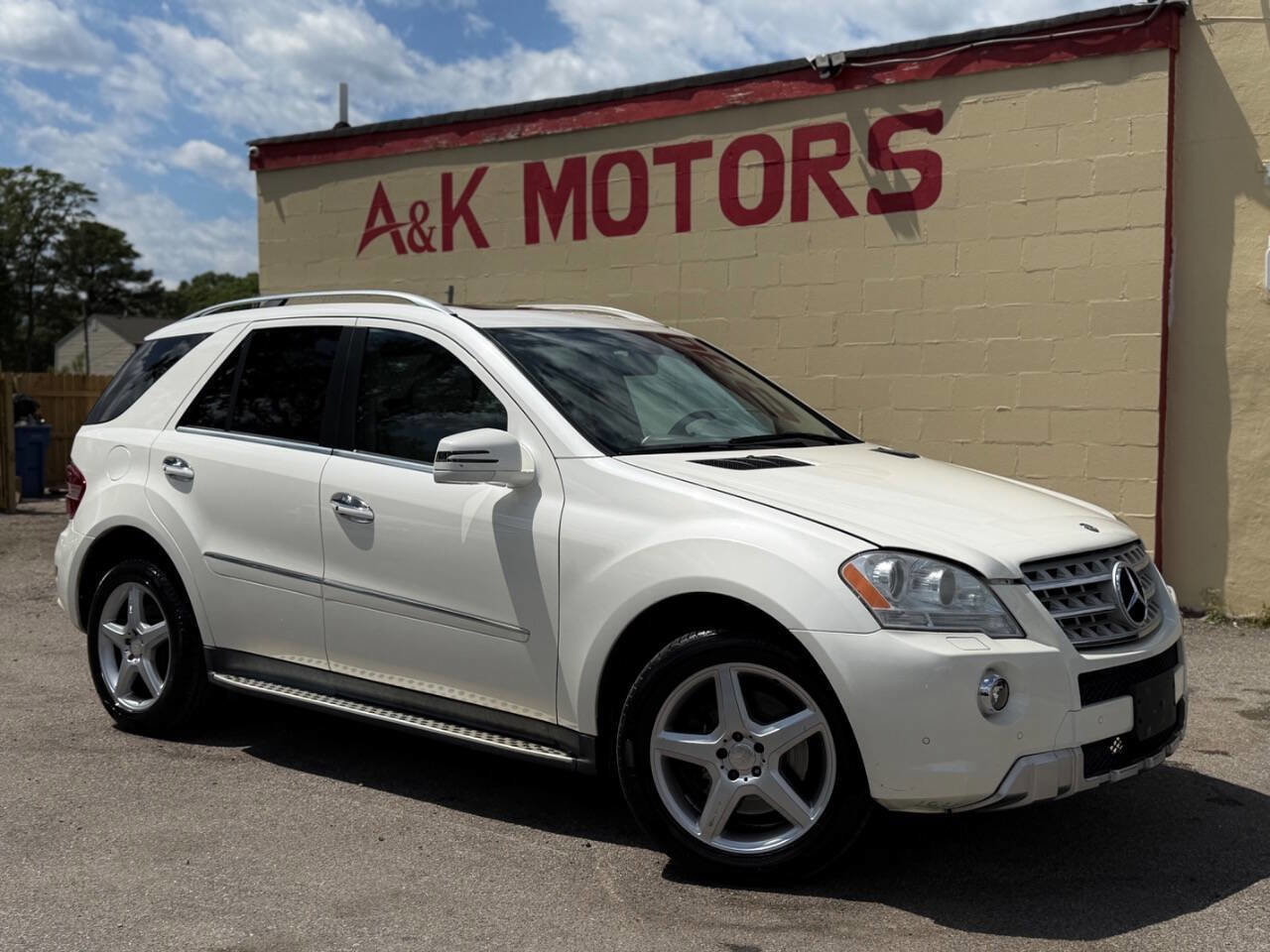 Used 2011 Mercedes-Benz ML 550 4MATIC image 1
