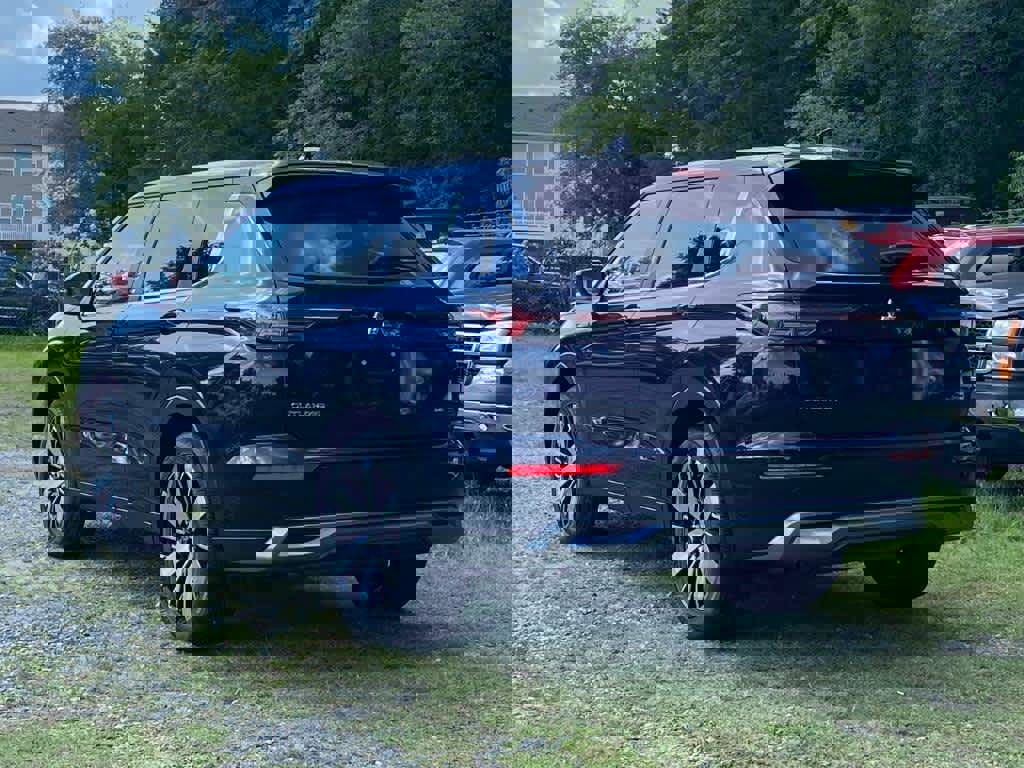 New 2025 Mitsubishi Outlander SE image 3