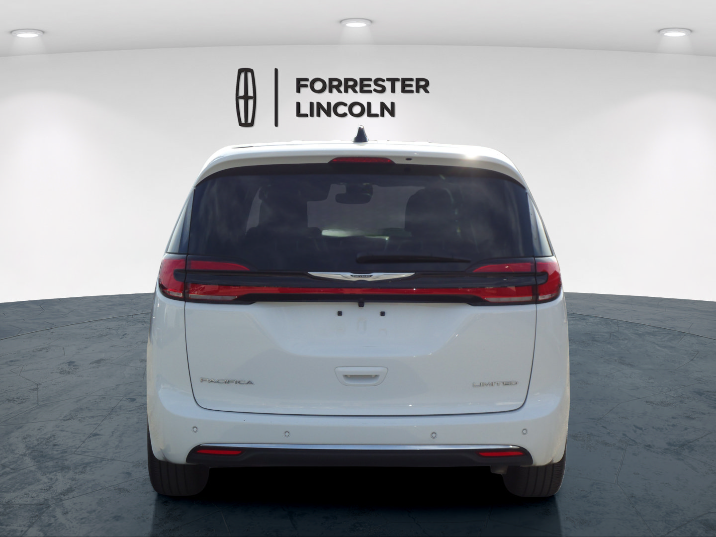 Used 2026 Chrysler Pacifica Limited FWD image 4