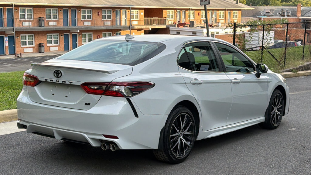 Used 2024 Toyota Camry SE FWD image 4