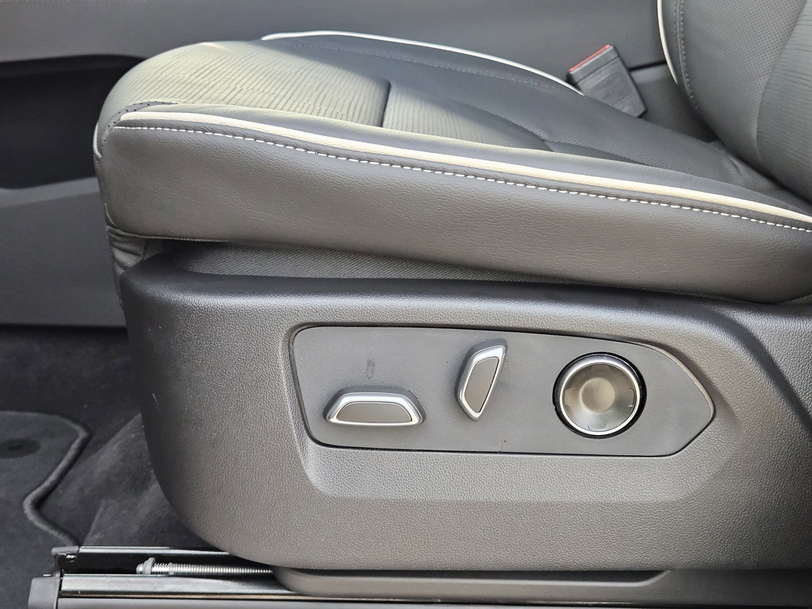 New 2026 Cadillac Escalade ESV Sport w/ LPO, ONYX Package image 17