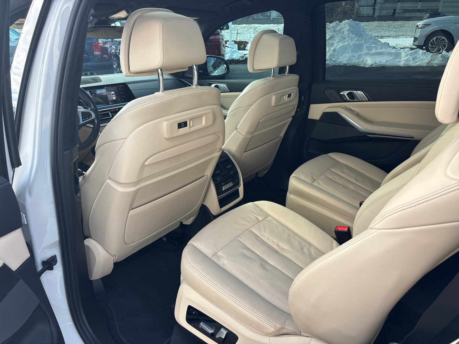 Used 2022 BMW X7 M50i w/ Cold Weather Package image 27