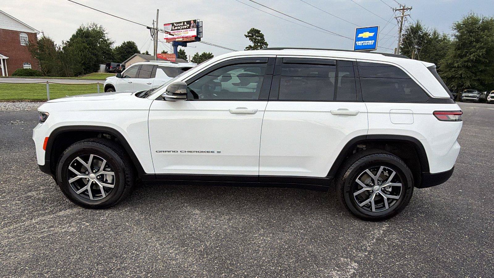 Used 2023 Jeep Grand Cherokee Limited AWD/4WD image 11