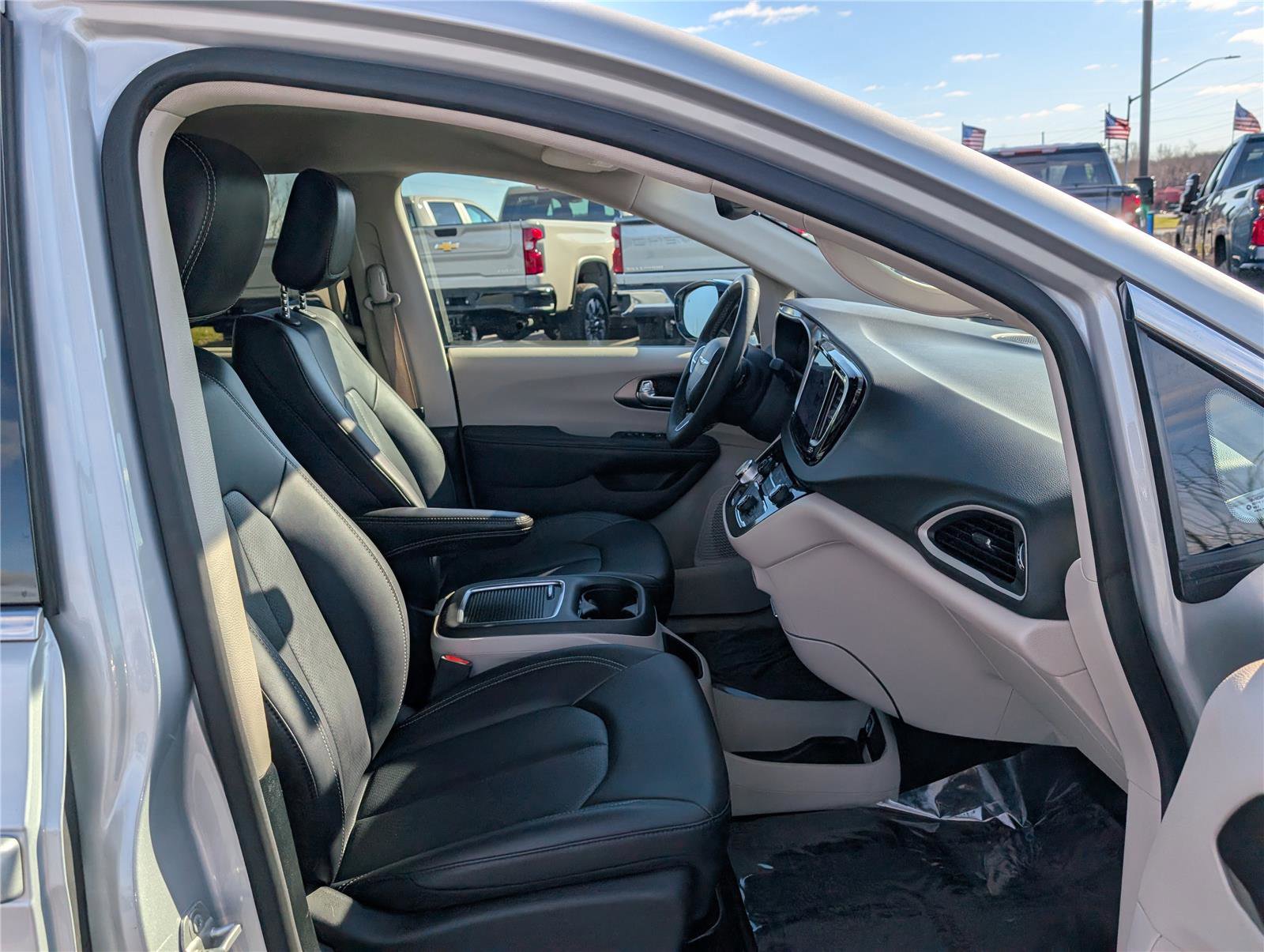 Used 2024 Chrysler Pacifica Touring-L image 9