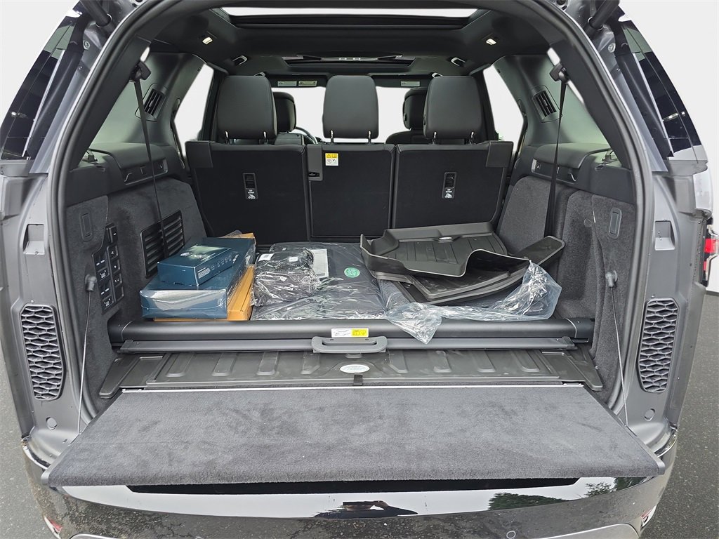 New 2025 Land Rover Discovery Dynamic SE image 13