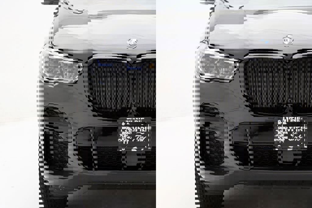 Used 2022 BMW X5 M50i w/ Executive Package image 4