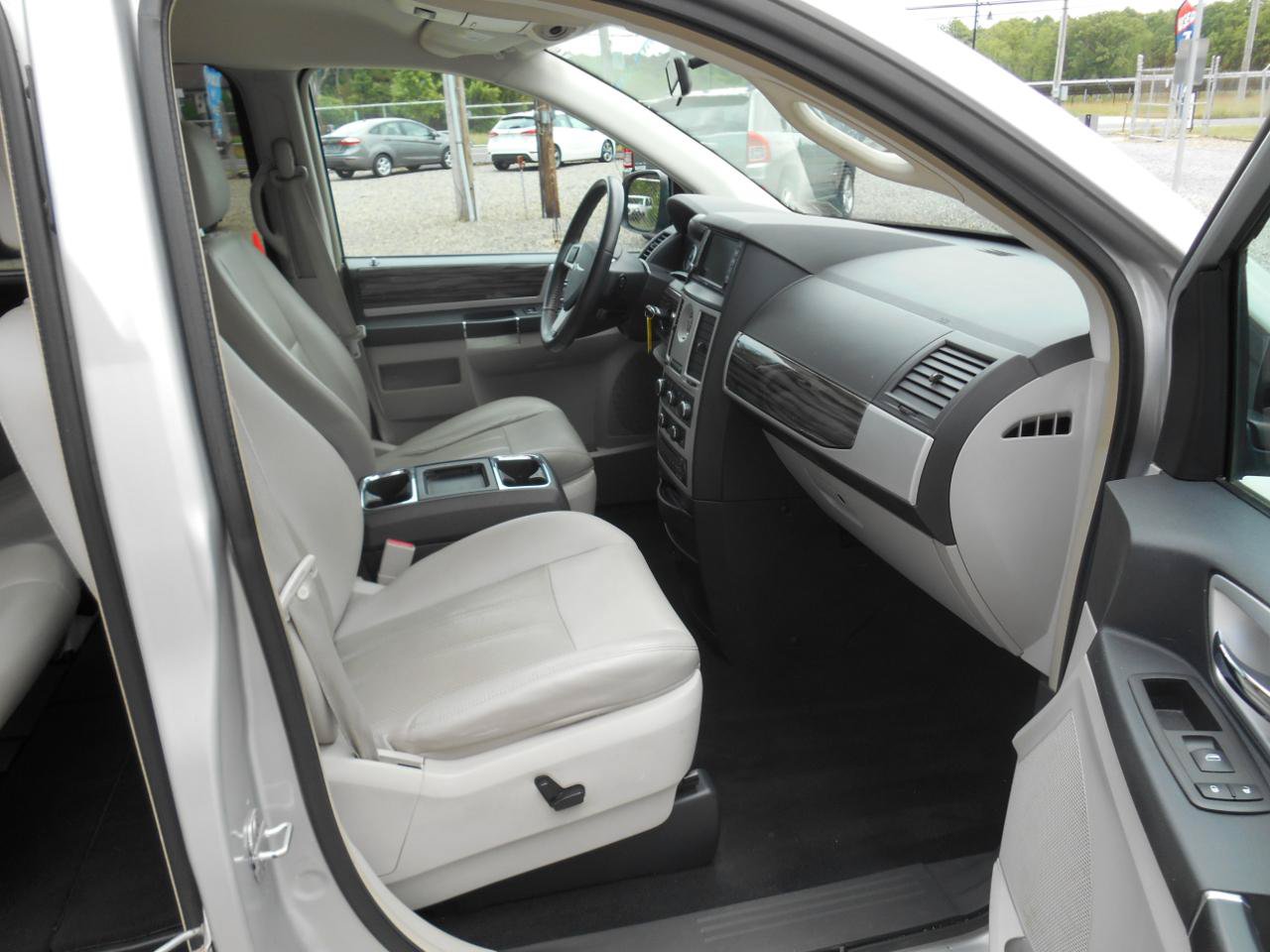 Used 2010 Chrysler Town & Country Touring FWD image 6