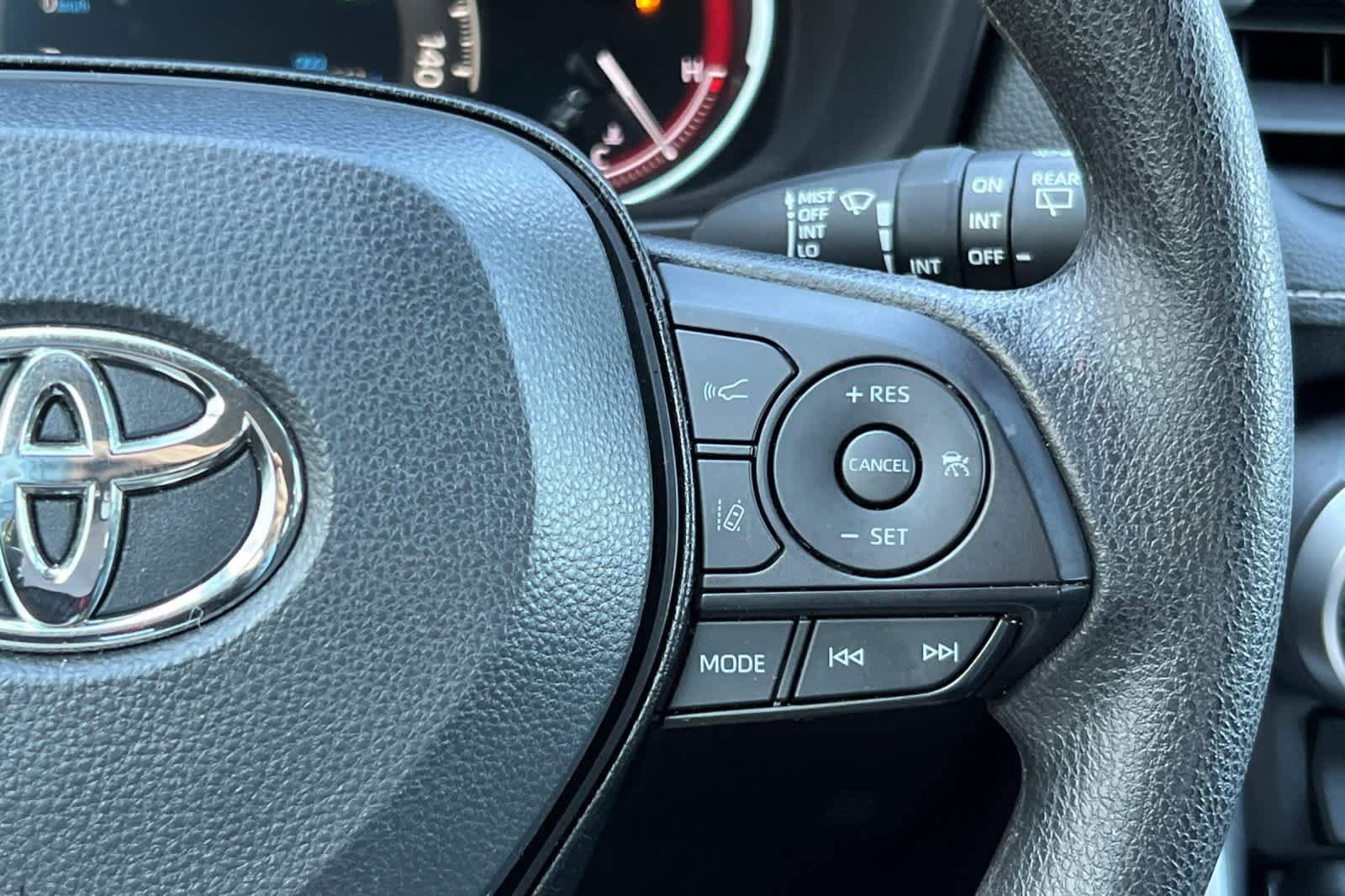 Used 2025 Toyota RAV4 XLE FWD image 27