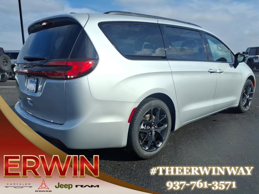 New 2026 Chrysler Pacifica Select w/ S Appearance Package image 5