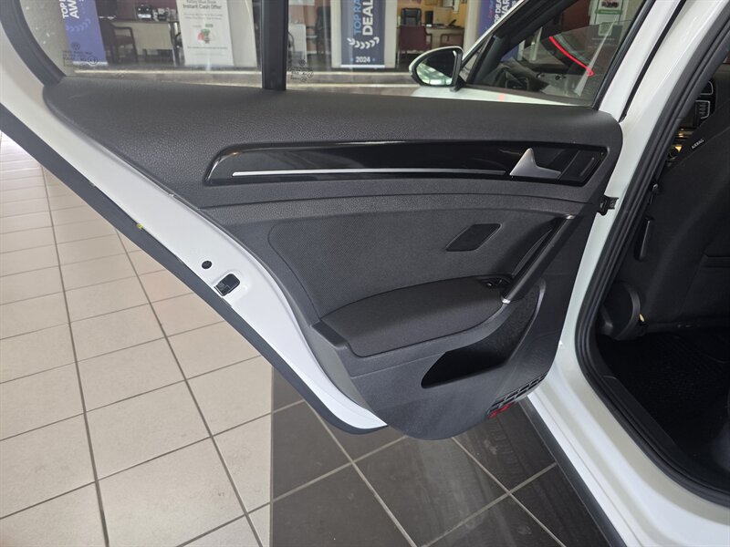 Used 2017 Volkswagen Golf 4-Door FWD image 10